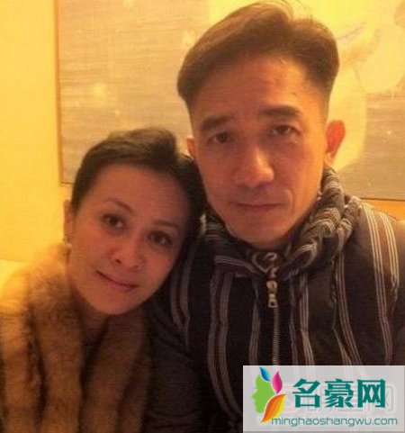 刘嘉玲帅气滑水屹立不倒 梁朝伟悉心指导露后脑勺
