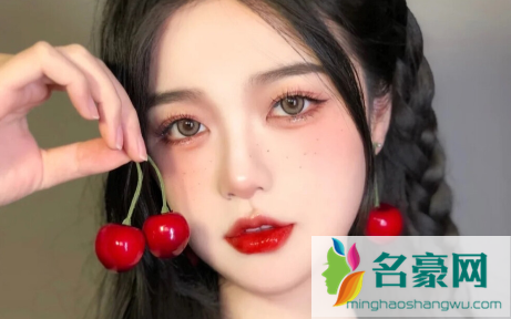女朋友和别的男生打游戏正常吗1