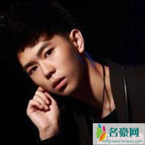 中国好声音学员刘珂生活照，酷似都敏俊。