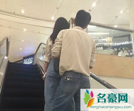 井柏然倪妮被贴身跟拍 是撒狗粮还是摆拍博眼球