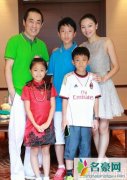 陈婷微博首次发声 和张艺谋全家福曝光