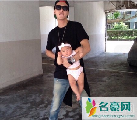 陈伟霆抱外甥女姿势生疏 网友吐槽像人贩子