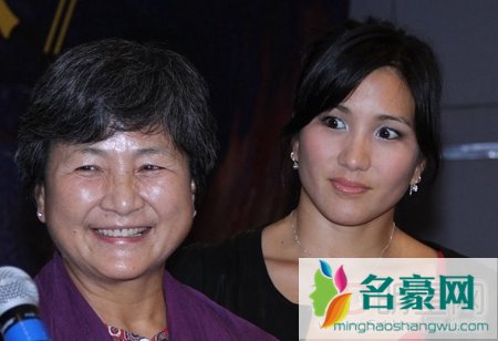 郑佩佩女儿是谁 郑佩佩三个女儿照片