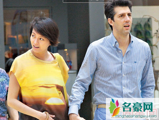 梁咏琪与老公逛街