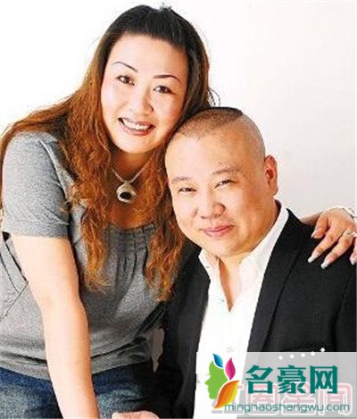 郭德纲戴三戒指金手表变美男子