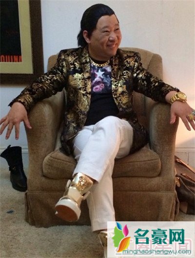 郭德纲晒新造型秒变秃头土豪