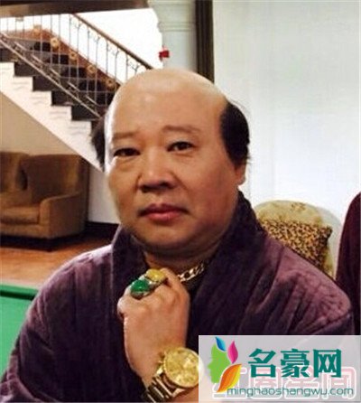 郭德纲晒新造型秒变秃头土豪