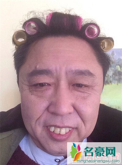 郭德纲晒新造型秒变秃头土豪