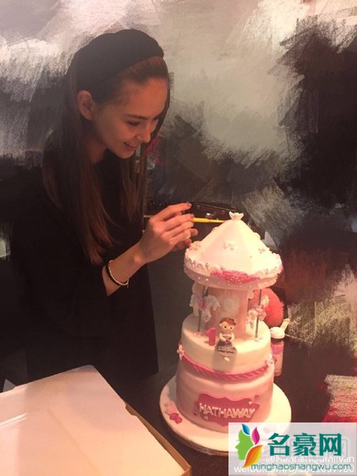 周杰伦昆凌女儿生日 周杰伦献歌昆凌亲手做蛋糕