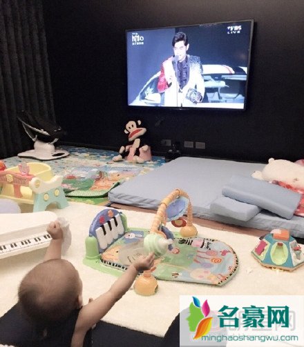 周杰伦演唱会祝福女儿 小周周正面照曝光