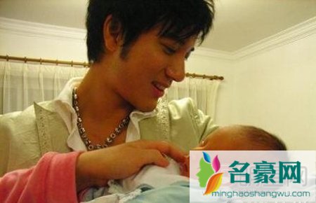 王力宏女儿两岁生日 王力宏妻子亲手做蛋糕为女儿庆生