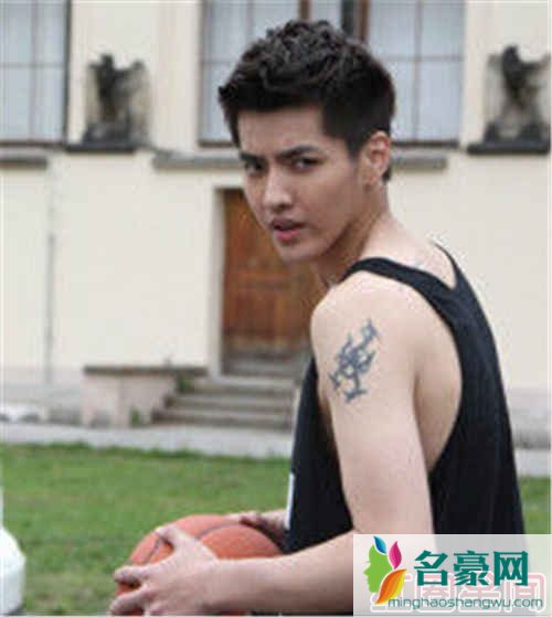 吴亦凡上演大尺度吻戏