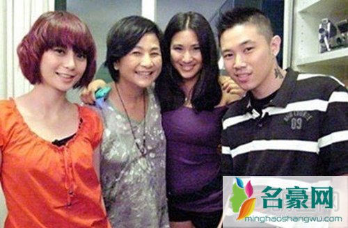 郑佩佩为什么离婚 郑佩佩离婚原因
