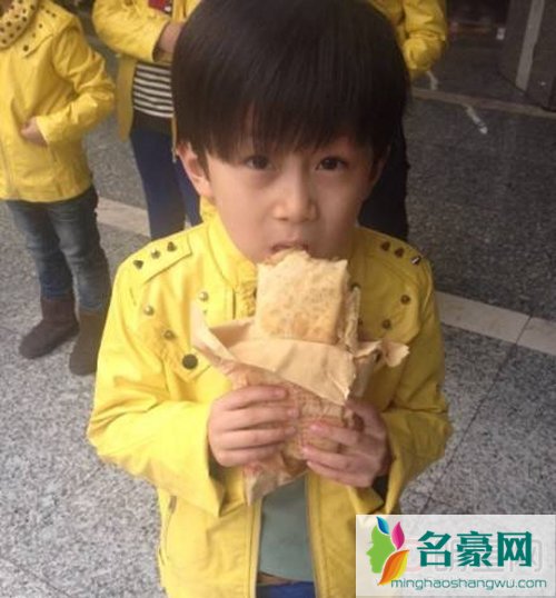 崔璨的父母照片曝光 童星崔璨的爸爸叫什么名字