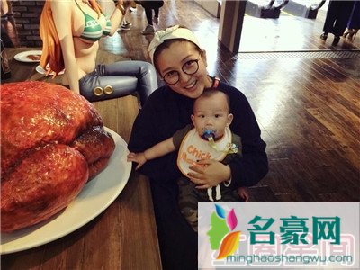 何洁与儿子七宝