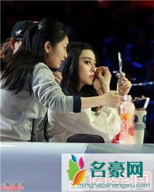 范冰冰亲自补妆