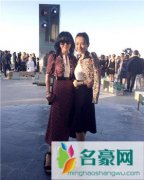 章子怡出席早春时装秀 与刘嘉玲亲密合影