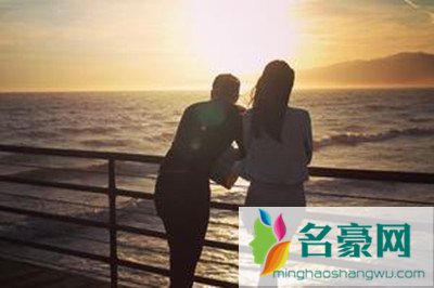 与新男友恩爱照