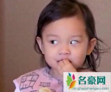 馨爷我们白着呢表情包批量下载 甜馨卖萌可爱照片