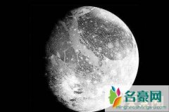 太阳系最大的卫星不为人知的秘密，月亮的背后是外