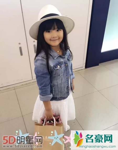 李湘晒女儿王诗龄旅行归来照网友调侃起翻版李湘