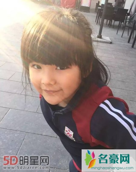 李湘晒女儿王诗龄旅行归来照网友调侃起翻版李湘