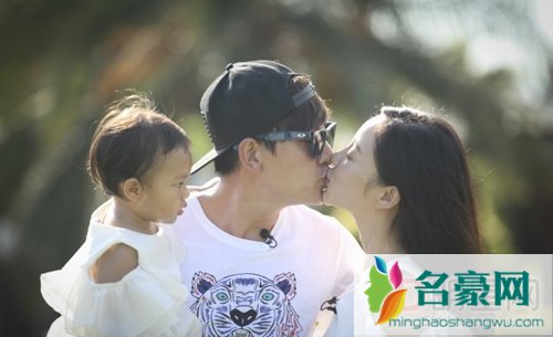 贾乃亮跪地亲李小璐 贾乃亮李小璐激情床吻