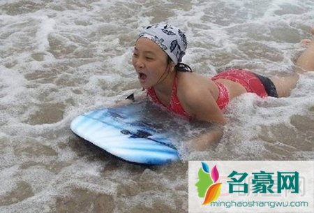 林妙可夏威夷泳装照引热议 14岁林妙可胸部照片/晒泳装照