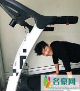 王宝强出院后首曝近照 精神焕发恢复好