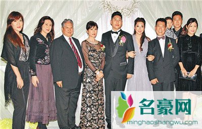 成龙现身元彪女儿夏苡棓婚礼