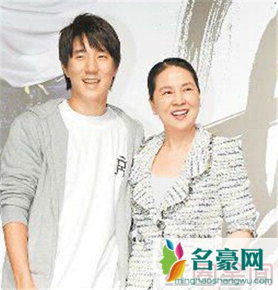 成龙现身元彪女儿夏苡棓婚礼