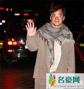 成龙现身元彪女儿夏苡棓婚礼 林凤娇磕头为房祖名