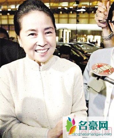 成龙现身元彪女儿夏苡棓婚礼