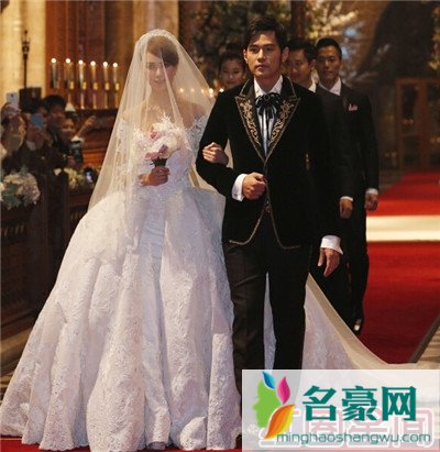 昆凌穿艳丽旗袍装变身性感美女