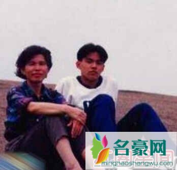 周杰伦晒与叶惠美童年合照