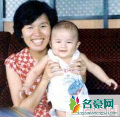 周杰伦晒与叶惠美童年合照