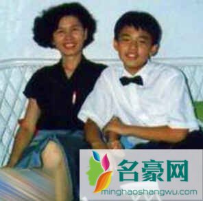 周杰伦晒与叶惠美童年合照