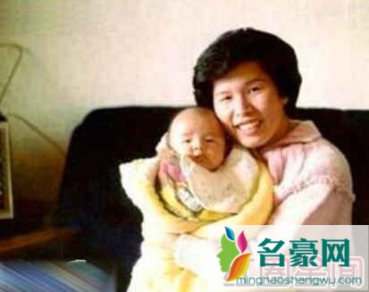 周杰伦晒与叶惠美童年合照
