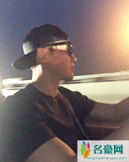 李晨范冰冰夜间兜风吃饭 范爷开心秀恩爱