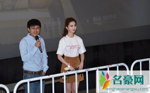 刘亦菲隔着栏杆跟粉丝对话 刘亦菲被粉丝扑倒
