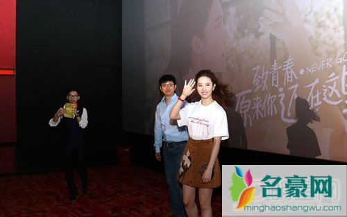 刘亦菲隔着栏杆跟粉丝对话 刘亦菲被粉丝扑倒