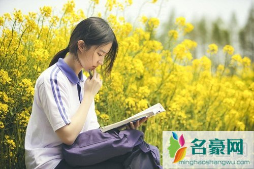 刘亦菲隔着栏杆跟粉丝对话 刘亦菲被粉丝扑倒
