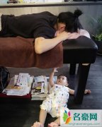 高圆圆做按摩贾静雯爱女咘咘抢镜 亚洲最美宝贝咘