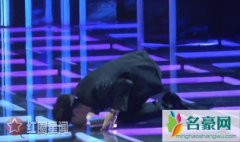 张艺兴跪下怎么回事 张艺兴下跪亲吻舞台背后原因