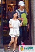 张家辉关咏荷女儿近照曝光 母女出行逛街很温馨