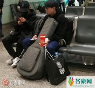 毛不易钟易轩机场舌吻是什么情况 毛不易钟易轩什
