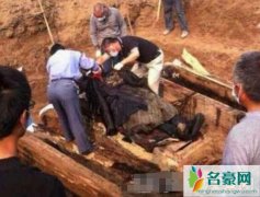 河南周口灵异事件真实，屠夫杀狗儿子发疯将其咬死