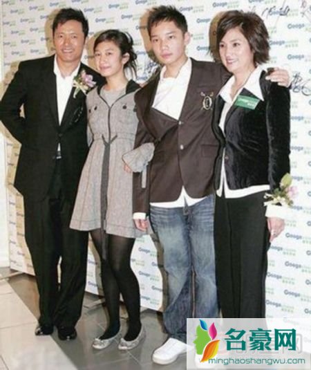 苗侨伟儿子叫什么 苗侨伟戚美珍儿子