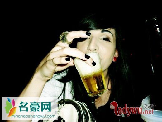 夜店霸气女生图片_每一场相遇都是久别重逢