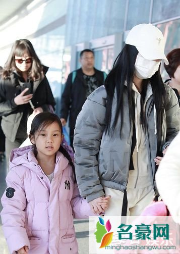 李小璐带甜馨逛街被偶遇 小甜馨最近发生了什么变化?